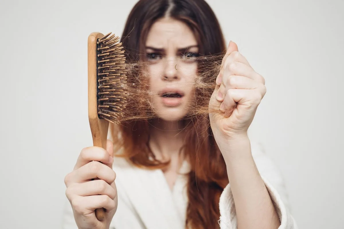 علت ریزش مو در زنان چیست؟ بررسی مهمترین دلایل و راههای مراقبت از مو 1 مهم ترین علت ریزش مو در زنان